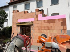 Rohbau für einen Treppenhausanbau aus Porotonsteinen an ein bestehendes Gebäude