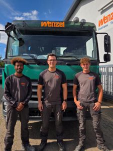 Fabian Wenzel mit Azubi und Junggeselle vor LKW